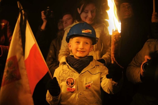 Jak co miesiąc, wieczorem 10 IV, po mszy w warszawskiej katedrze, jej uczestnicy przeszli pod Pałac Prezydencki