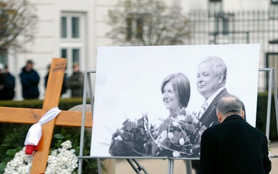 Jarosław Kaczyński obchody rocznicy tragicznej śmierci brata prezydenta, jego małżonki i 94 innych osób rozpoczął od modlitwy  i złożenia kwiatów  przed Pałacem Prezydenckim