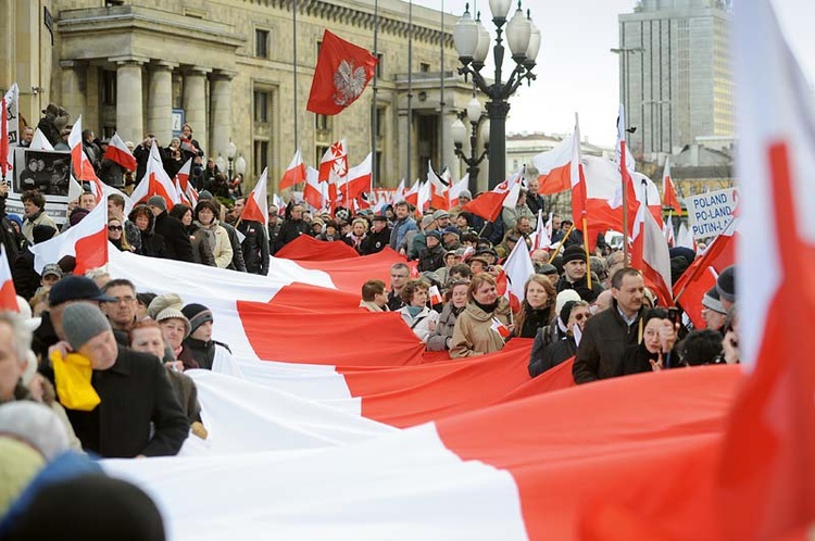 W Pałacu Kultury zainaugurowano działalność Ruchu Społecznego  im. Lecha Kaczyńskiego. Po zakończeniu tej uroczystości, jej uczestnicy przeszli  pod Pałac Prezydencki.  Nieśli ogromną biało-czerwoną flagę