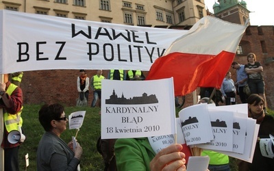 Kraków: Protest przeciwników pochówku pary prezydenckiej na Wawelu