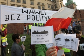 Kraków: Protest przeciwników pochówku pary prezydenckiej na Wawelu