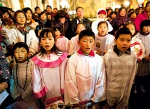 Dzieci śpiewające podczas Pasterki w 2010 r. w katolickiej katedrze w Pekinie