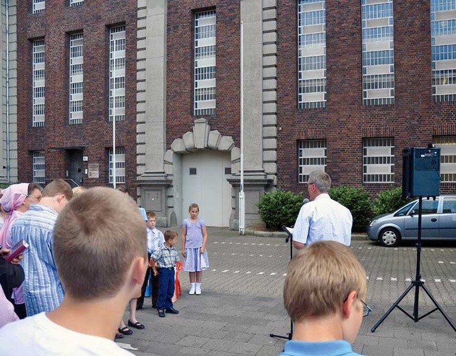 Baptyści modlą się przed więzieniem w Salzkotten, gdzie ich współwyznawca Eduard Elscheidt odsiaduje karę