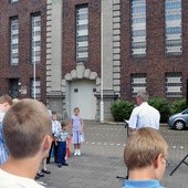 Baptyści modlą się przed więzieniem w Salzkotten, gdzie ich współwyznawca Eduard Elscheidt odsiaduje karę