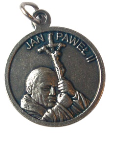 Medalik z wizerunkiem Jana Pawła II w „Małym Gościu”