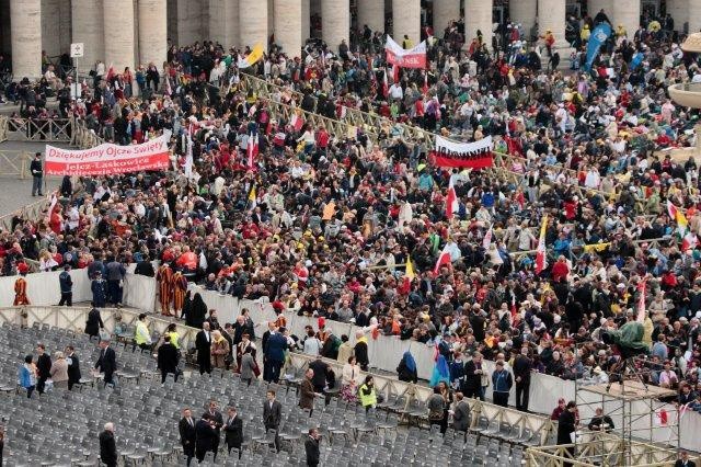 Plac św. Piotra zapełnia się pielgrzymami