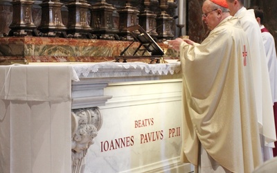 Pierwsza Msza przy grobie bł. Jana Pawła II