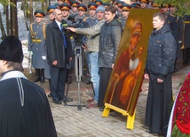 Katyń, 11 kwietnia 2011 r. Przekazanie Kościołowi w Polsce ikony MB Smoleńskiej