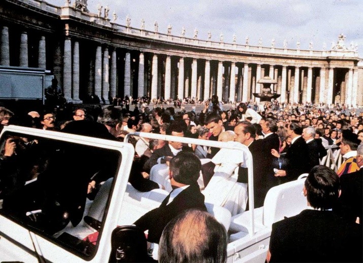 13 maja 1981 r., Plac św. Piotra w Watykanie. Jan Paweł II, trafiony kulą wystrzeloną przez Mehmeta Alego Agcę, podtrzymywany przez ks. Stanisława Dziwisz