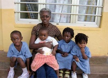 Eugénie Musayidire z dziećmi z ośrodka dla ofiar ludobójstwa w Nyanza (Rwanda) 