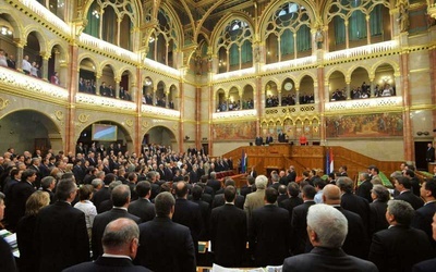 	„Boże, błogosław Węgrów”. To pierwsze słowa nowej konstytucji uchwalonej w ubiegłym tygodniu w Budapeszcie. Bratanek odważył się „wrócić do średniowiecza”