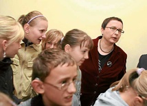 Na zdjęciu minister edukacji K. Hall wśród uczniów z Wilkowa 212 posłów poparło ustawę o systemie informacji oświatowej