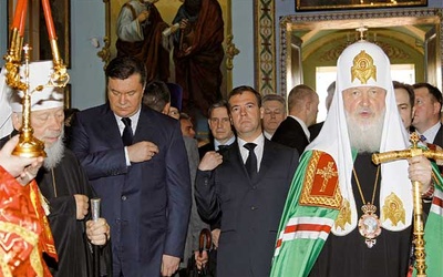 Metropolita Cyryl na Ukrainie. Z tyłu z lewej prezydent Janukowycz 