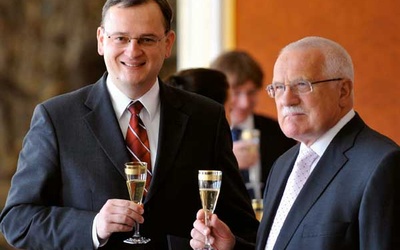 Premier Petr Nečas (z lewej)i prezydent Vaclav Klaus
