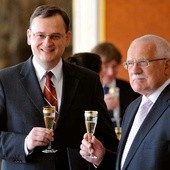 Premier Petr Nečas (z lewej)i prezydent Vaclav Klaus