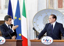 Nicolas Sarkozy upomina Silvio Berlusconiego w czasie szczytu włosko-francuskiego w Palazzo Madama w Rzymie, 26 kwietnia 2011 roku 