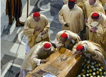 Trumna z ciałem Jana Pawła II została wyjęta z grobowca i ustawiona w bazylice przed Konfesją św. Piotra 