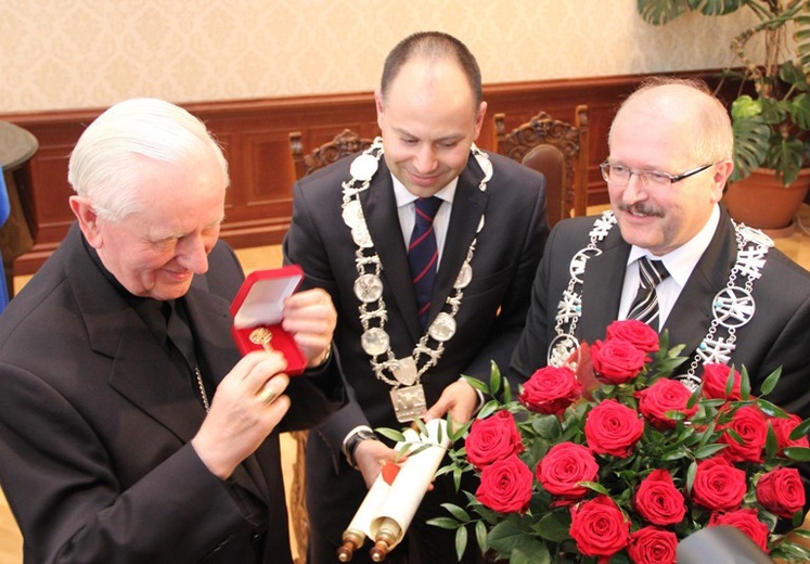 Abp Zimoń honorowym obywatelem Katowic