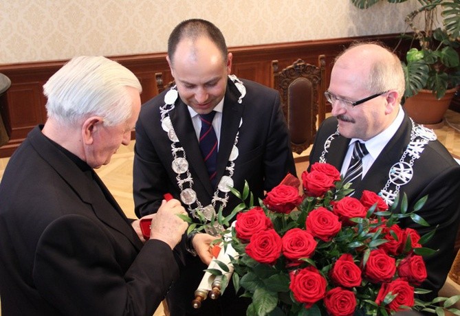 Abp Zimoń honorowym obywatelem Katowic