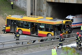 Autobus zjechał z nasypu, 30 osób rannych