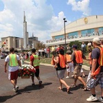 Co roku w sierpniu w pieszych pielgrzymkach bierze udział ok. 3 tys. osób.