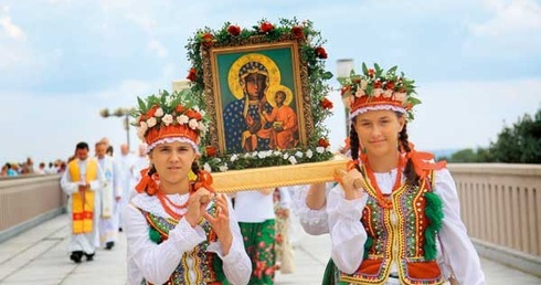 Procesja podczas uroczystości MB Częstochowskiej 