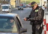 W dbaniu o prawidłowe parkowanie czy przestrzeganie dozwolonej prędkości strażnicy miejscy są gorliwsi niż policjanci 
