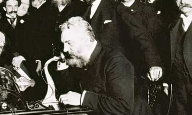 Bell zdobył uznanie, publicznie prezentując nawiązanie połączenia telefonicznego między Nowym Jorkiem a Chicago 