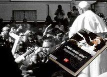 Mało znane zdjęcie przedstawiające Mehemeta Alego Agcę w chwili, gdy oddawał strzały do Jana Pawła II na Placu św. Piotra w Watykanie. Z tyłu widać ruchomy kiosk Poczty Watykańskiej, pod który Agca próbował wrzucić pistolet po zamachu 