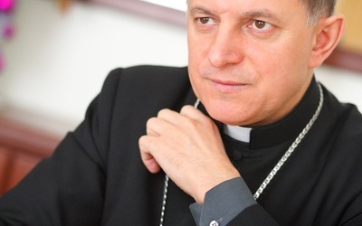 Abp Mokrzycki apeluje o otwarcie kościołów i parafii dla uchodźców