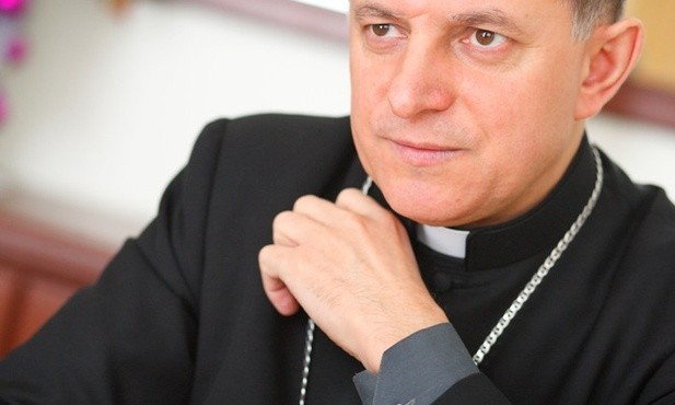 Abp Mokrzycki apeluje o otwarcie kościołów i parafii dla uchodźców