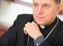 Abp Mokrzycki apeluje o otwarcie kościołów i parafii dla uchodźców