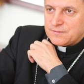 Abp Mokrzycki apeluje o otwarcie kościołów i parafii dla uchodźców