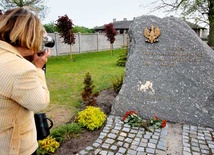 Po przyklejonej w nocy tablicy pozostały tylko resztki kleju 