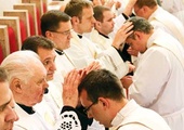 Gest nałożenia rąk na głowy kandydatów do święceń kapłańskich oznacza moc Ducha Świętego potrzebną w pracy duszpasterskiej
