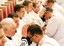 Gest nałożenia rąk na głowy kandydatów do święceń kapłańskich oznacza moc Ducha Świętego potrzebną w pracy duszpasterskiej
