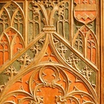 Płaskorzeźby na gotyckich „stellach dziadowskich” (dla mężczyzn), służących w kościele od ponad pół tysiąca lat