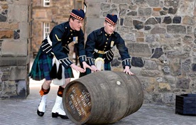 Słynny kilt, czyli „spódniczka” oraz szkocka whisky – to tylko jedne z wielu symboli, dla których Szkoci chcą zachować swoją odrębność 