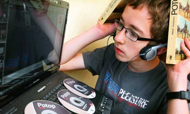 Audiobooki mogą być uzupełnieniem lektury, ale to czytanie rozwija wyobraźnię 