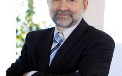 Dr Juliusz Braun jest prezesem Telewizji Polskiej, był przewodniczącym Krajowej Rady Radiofonii i Telewizji, posłem na Sejm z ramienia Unii Demokratycznej i Unii Wolności. Ma żonę i pięcioro dzieci.