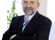 Dr Juliusz Braun jest prezesem Telewizji Polskiej, był przewodniczącym Krajowej Rady Radiofonii i Telewizji, posłem na Sejm z ramienia Unii Demokratycznej i Unii Wolności. Ma żonę i pięcioro dzieci.