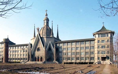 Seminarium duchowne w prowincji Hebei. Przygotowujący się tu do kapłaństwa klerycy zastrajkowali, kie-dy wicerektorem władze mianowały komunistycz¬nego aparatczyka