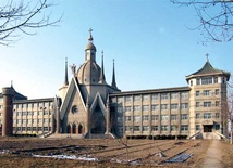 Seminarium duchowne w prowincji Hebei. Przygotowujący się tu do kapłaństwa klerycy zastrajkowali, kie-dy wicerektorem władze mianowały komunistycz¬nego aparatczyka