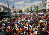 Demonstranci okupują plac w Madrycie