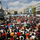 Demonstranci okupują plac w Madrycie