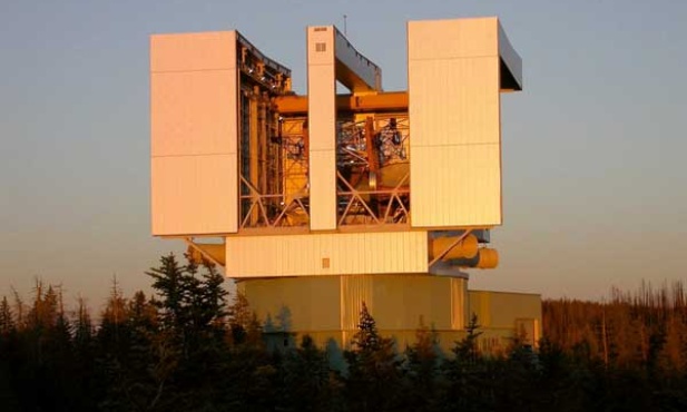 Binocular Telescope w Arizonie, USA, dzięki któremu można obserwować planety 