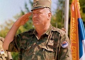 Gen. Ratko Mladić dowodził wojskami bośniackich Serbów podczas wojny na Bałkanach. Jest oskarżony o zbrodnie wojenne, zbrodnie przeciwko ludzkości i zbrodnię ludobójstwa