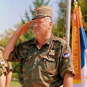 Gen. Ratko Mladić dowodził wojskami bośniackich Serbów podczas wojny na Bałkanach. Jest oskarżony o zbrodnie wojenne, zbrodnie przeciwko ludzkości i zbrodnię ludobójstwa