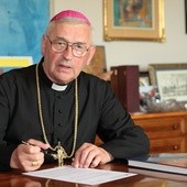 Bp Pieronek: Biskupstwa w Polsce to dwory