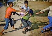 30.05.2011. Benghazi. Libia. Dzieci bawią się w wojnę na ulicy Benghazi, bastionu libijskich rebeliantów. 